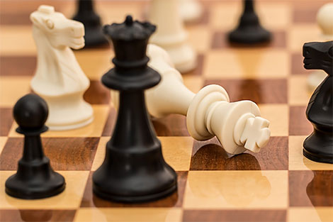 Nahaufnahme von Schachfiguren inklusive Schachbrett aus Holz