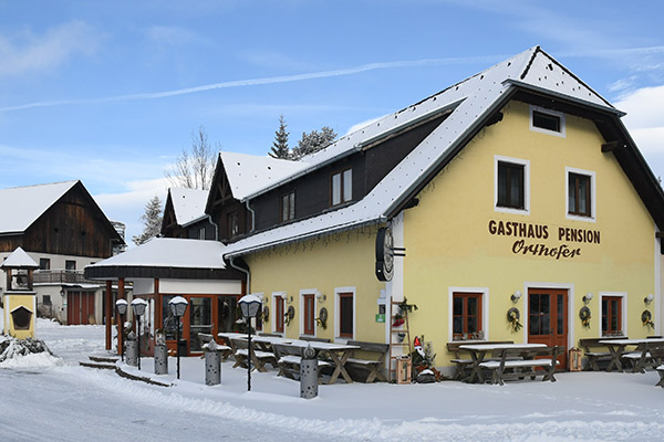 Blick auf den Gasthof Orthofer im Schnee