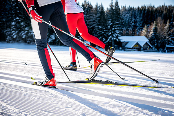 Blick auf die Langlaufskier und Langlaufschuhe - Langläufer ist gerade in der Spur.