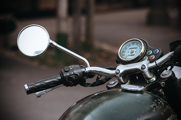 Blick auf den Motorradlenker